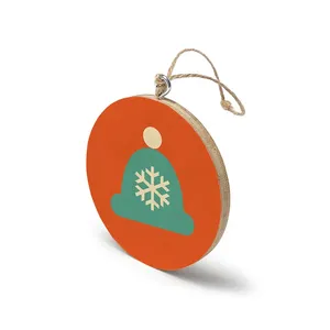 Adorno Navideño Redondo de Madera Moderno y Duradero, Decoración Colgante para las Fiestas, Colgante de Árbol con Gorro de Invierno y Copo de Nieve - Product Image 1