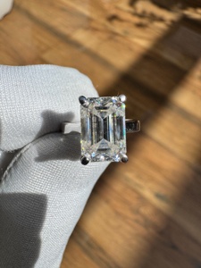 Anillo de Moissanita con Corte Esmeralda: Solitario de 2 Quilates, Oro Sólido o Plata - Product Image 4