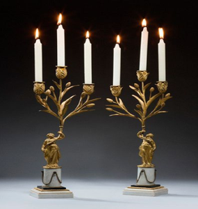 Candélabre en bronze de style antique à trois lumières, avec une colonne cannelée et des pieds de lion ornés. Disponible aux prix de gros. - Product Image 3