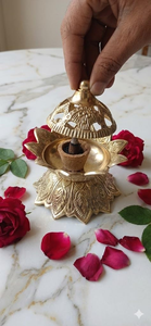 Brûleur d'encens Dhoop Dani en laiton à motif de lotus en relief pour la décoration des temples Pooja et des espaces de méditation - Product Image 2