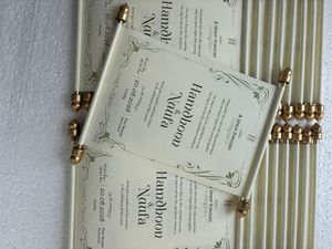 Tarjeta de invitación de boda tipo scroll con extremos dorados, invitación impresa personalizada de estilo real para eventos de lujo - Product Image 5