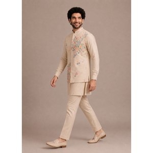Conjunto de Kurta y Pantalón de Seda Beige con Bordado Floral para Hombre, con Chaqueta - Product Image 5