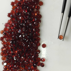โกเมนสีแดงธรรมชาติ 3 มม. ทรงกลมเจียระไนแบบบริลเลียนท์ คุณภาพดีที่สุด พลอยเม็ดเดี่ยวสำหรับทำเครื่องประดับ - Product Image 4