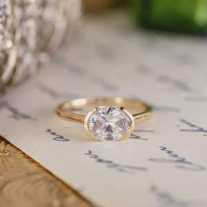 Bague de fiançailles solitaire en diamant de laboratoire ovale East West – 1 carat, sertissage demi-cerclé - Product Image 1
