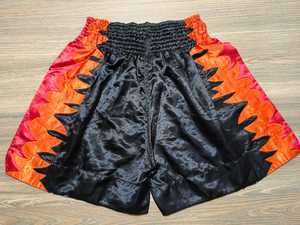 Shorts de Muay Thai respirants, très vendus, en tissu doux et confortable pour les arts martiaux, la salle de sport et les séances d'entraînement. - Product Image 4