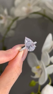 Anillo de Compromiso con Diamante de Corte Pera de 5 Quilates para Mujer |   Boda en la Catedral con Halo Oculto |   Anillo de Compromiso de Lujo en Oro de 18K con Certificado IGI - Product Image 3