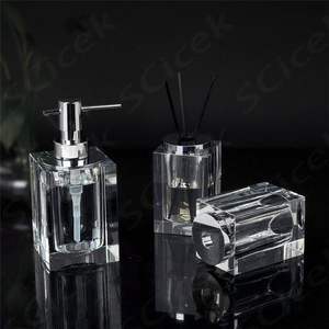 Ensemble d'accessoires de salle de bain en verre transparent : distributeur de savon, porte-brosse à dents et porte-savon - Product Image 6