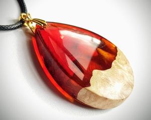 Pendentif en bois et résine fait main de luxe |   Collier en bois écologique avec motif d'amour |   Pendentif en époxy design pour mariage - Product Image 1