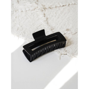 Grande pince à cheveux carrée noire - Product Image 1