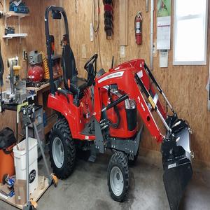 Tracteur compact MASSEY FERGUSON GC1723E d'occasion 2023, 70 CV, 4 roues motrices, boîte de vitesses à pompe, moteur de qualité supérieure, livraison rapide disponible - Product Image 3