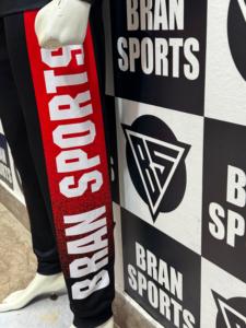 ชุดวอร์มผู้ชายแบรนด์ Bran Sports สำหรับฤดูหนาว น้ำหนักเบา ผลิตจากโพลีเอสเตอร์ 100% แบบถัก พิมพ์ลายด้วยเทคนิค Heat-Transfer ซิปยาวเต็มตัว เอวยางยืด รับผลิตแบบ OEM - Product Image 3