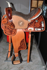 Silla de montar western de cuero repujado con tallado floral, asiento acolchado, para equitación, senderismo, ranchería, y trabajos con lazos, con faldones y estribos. - Product Image 3