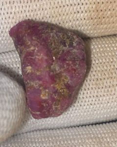 หินหยาบทับทิมธรรมชาติ33.95กะรัตจาก Kenya femos John ซาอูลเหมือง - Product Image 3