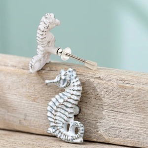 Beads Art CK 558 Tiradores y pomos de hierro fundido estilo industrial con diseño de caballito de mar, acabado blanco envejecido, para cajones, armarios y cómodas - Product Image 1