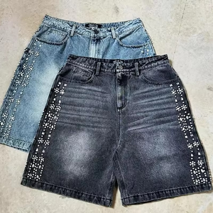 Pantalones cortos de hombre holgados de pana 100% algodón, con estampado de cielo estrellado gótico, de pierna ancha, con dobladillo sin rematar, estilo streetwear y efecto desgastado. - Product Image 2