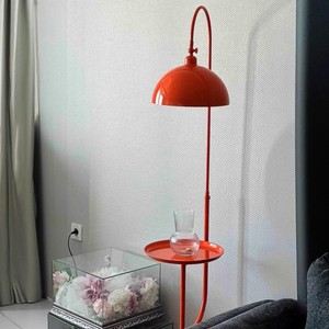 Lampe sur pied industrielle de style mid-century modern avec plateau, base ronde en métal - Product Image 4