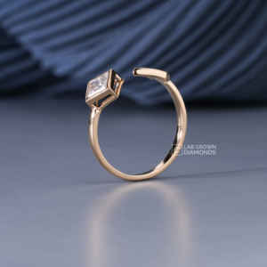 Anillo de Moissanita con Corte Princesa en Oro Amarillo de 14K para Mujer, Lujoso, 0.43 Quilates de Peso Total, 1.84 Gramos, Joyería Fina para Boda o Compromiso - Product Image 4