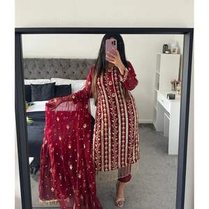 Presentando un Nuevo Conjunto de Diseñador, Top Largo, Pantalón y Dupatta en un Estilo Elegante OC5001 - Product Image 2