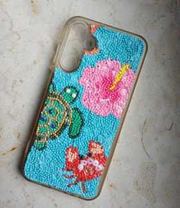 NOUSHAD ARTISANAT ÉTUI DE TÉLÉPHONE PERLÉ FAIT MAIN PERSONNALISÉ AVEC MOTIF FLEURS DORÉES ET BLANCHES, ACCESSOIRE ARTISANAL EN TEXTILE BRODÉ, CADEAU - Product Image 4