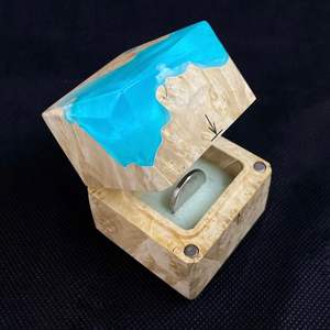 Boîte à bague de fiançailles personnalisée, faite à la main en résine et bois, cadeau unique pour demande en mariage et mariage - Product Image 5