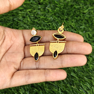 Pendientes geométricos de calcedonia hidroquarzo hechos a mano, chapados en oro de 18k, latón texturizado, cierre a presión, joyería de diseño llamativa. - Product Image 5