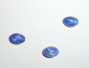 Saphir bleu étoilé ovale 4x6 mm 0,5 carat, cabochon poli créé en laboratoire avec effet étoile à 6 branches pour la fabrication de bijoux - Product Image 4