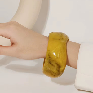 Bracelet large en résine marbrée, manchette épaisse en acrylique jaune, bijou de main de forme irrégulière pour femme, accessoires quotidiens - Product Image 1