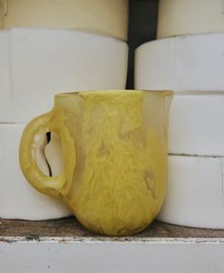 Carafe en verre résistante à la chaleur au design classique, soufflée à la main, avec bec verseur et décorations en résine colorée, idéale pour les fêtes - Product Image 2