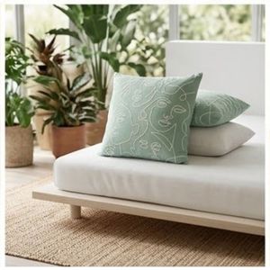 Housse de coussin carrée brodée minimaliste vert menthe en lin et coton lavable, motif portrait, très tendance - Product Image 5