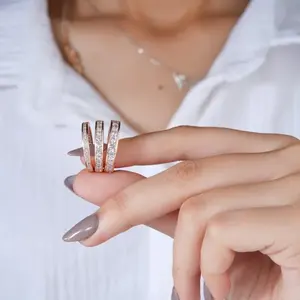 Elegante Anillo de Diamantes de Tres Filas en Oro Rosa para Mujer, Regalo de Boda, Compromiso, Aniversario, Joyería Fina de Lujo para Uso Diario - Product Image 4