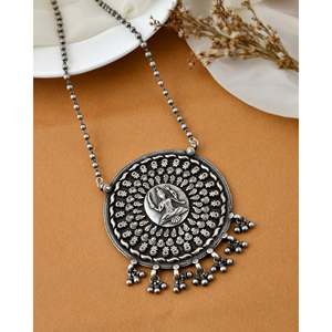 Collier long en argent avec pendentifs et breloques Meera Jaipur Kaali - Product Image 3