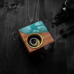 Brûleur d'encens artisanal de luxe en résine époxy et bois massif Golden Horizon, porte-encens et récupérateur de cendres pour la relaxation et le spa - Product Image 1