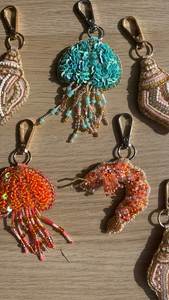 Porte-clés personnalisé brodé de perles avec des combinaisons de couleurs attrayantes pour les cadeaux et souvenirs d'occasions spéciales - Product Image 6