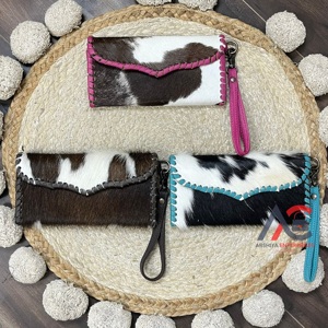 Pochette élégante en cuir de vachette véritable pour femme avec fermeture à bouton-pression, porte-passeport RFID et portefeuille long - Product Image 1