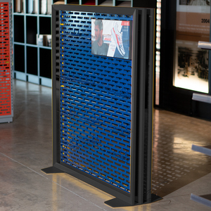 Étagère d'exposition de chaussures en métal ADONG A47 avec éclairage LED |   Support mural moderne pour baskets et pantoufles |   Fournisseur OEM Vietnam - Product Image 4