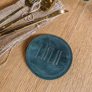 Juego de Posavasos de Cuero Genuino con Borde Decorativo, Decoración de Mesa de Lujo, Posavasos Redondos con Logotipo Personalizado GLC-0097 - Product Image 1