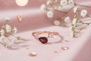 Anillo Unisex de Plata 925 Ajustable con Granate Natural y Circonita Blanca Creada en Laboratorio, Clásico con Microincrustaciones, de Tanya Gems, Ideal para Regalo de Compromiso o Uso en Fiestas - Product Image 6