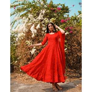 Conjunto Anarkali Rojo Clásico Bordado con Estampado Floral y Silueta en A - Product Image 2