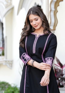 Kurta Droit Brodé en Pur Coton pour Femme KV (Plusieurs Couleurs) - Product Image 1