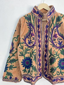 Chaqueta de Terciopelo Bordada a Mano Estilo Boho Suzani para Mujer, Chaqueta Corta Étnica con Diseño Floral, Colección Boutique - Product Image 2