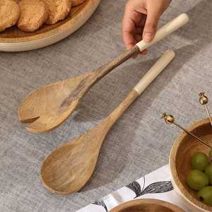 Ensemble de serveurs à salade en bois et résine écologiques personnalisés avec fourchette, spatule et cuillère - Passe au lave-vaisselle - Product Image 1
