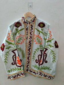 Veste en velours brodée à la main pour femmes |   Veste en velours blanc à fleurs avec broderie bordeaux, verte et orange |   Art indien - Product Image 2