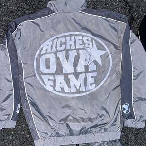 Chaqueta Deportiva con Estampado Riches Over Game, Unisex, Ligera, de Poliéster, Estilo Urbano, Manga Larga, Primavera, Corte Regular para Adultos, Logotipo en la Espalda - Product Image 4