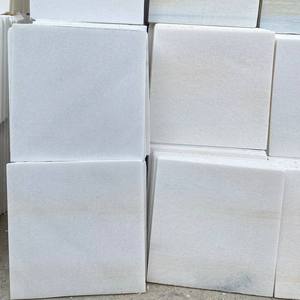 Bloc de marbre calcite blanc laiteux moderne 24x24, finition polie, imperméable, durable, écologique, pour usage professionnel et construction à vie. - Product Image 4