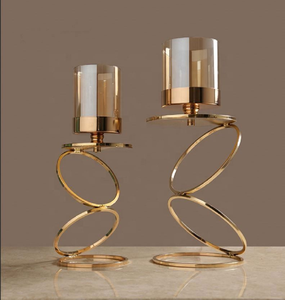 Porte-bougies spirale dorés artistiques avec abat-jour en verre pour un effet lumineux. Disponible aux prix de gros. - Product Image 1