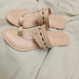 OEM Serive Latest Designs Women <b>Khussa</b> Shoes Flat Sandals Indian Punjabi Breathable Anti-Slip Flat Chappal Shoes For Women - Product Image 6