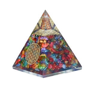 Pyramide d'Orgone Nubienne Faite à la Main avec Éclats de Pierres Précieuses Multiples 7x9cm, Orgonite de Cristaux Mixtes, Décoration d'Intérieur pour la Méditation, Toucher Réel, Feng Shui - Product Image 1