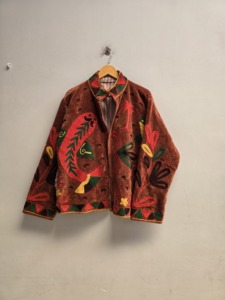 Chaqueta de Terciopelo de Cobre de Lujo con Bordado Suzani para Mujer, Motivo de Loro Colorido, Abrigo Étnico Bohemio, Venta al por Mayor, Exportación de Moda - Product Image 3