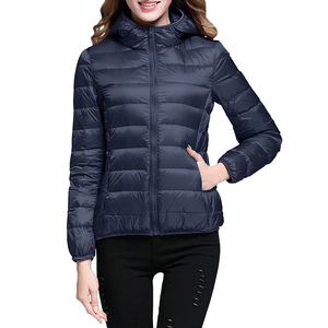 Chaqueta acolchada negra para mujer, con cuello alto, cierre de cremallera, ligera, de manga larga y corte corto. - Product Image 4