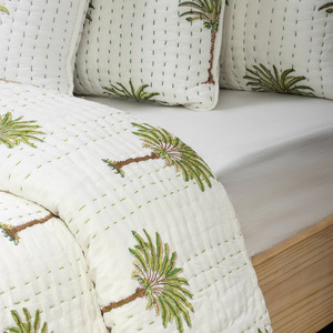 Edredón Kantha de Algodón con Estampado de Palmeras Verdes - Edredón de Invierno de Lujo, Ecológico y Orgánico, Acolchado y Estampado a Mano - Product Image 1